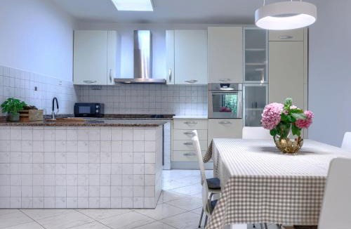 Topid House | Holiday Home Green by Interhome