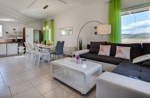 Brinje House | Holiday Home Green Gold - Six Bedroom with Pool