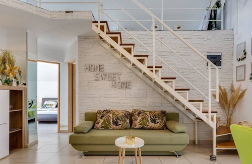 Brinje House | Holiday Home Green Gold - Six Bedroom with Pool