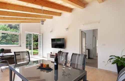 Banjole House | Holiday Home Hana-Stunning peninsula- with Hot Tub