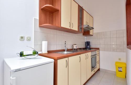 Krusevo House | Holiday Home in Krusevo with Garden & BBQ