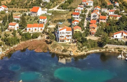 Krusevo House | Holiday Home in Krusevo with Garden & BBQ