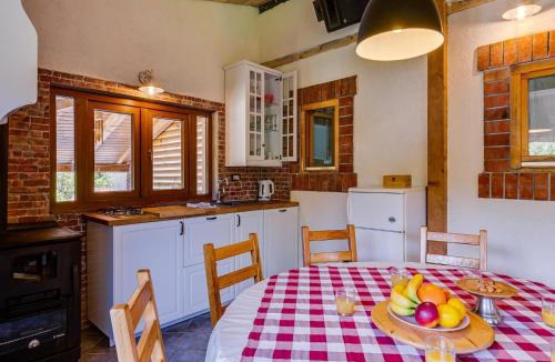 Gornje Dubrave House | Holiday Home in Ogulin with Pool & Rafting