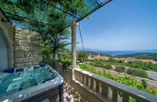 Selca House | Holiday Home Ivana - Three Bedroom holiday Home with Jacuzzi, Terrace and Sea view