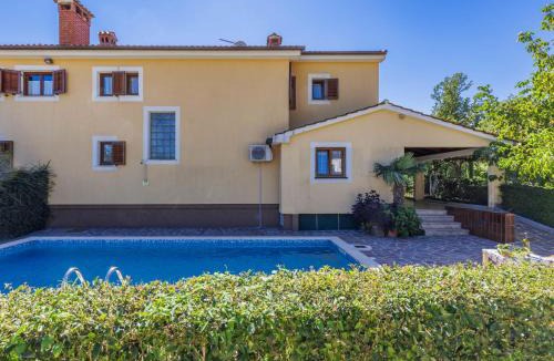 Laginji House | Holiday Home Jakov by Interhome