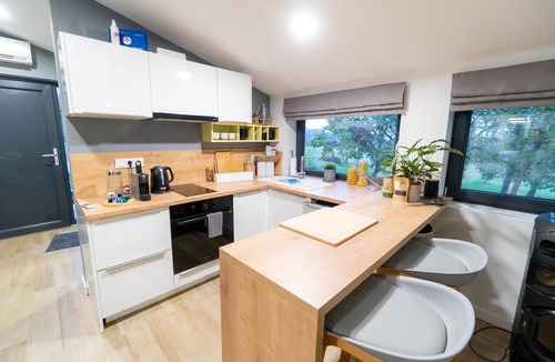 Oriovac House | Holiday Home 'Jana House Oriovac' with Lake View, Wi-Fi and Air Conditioning