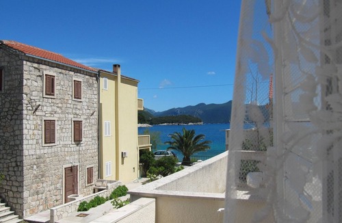 Trstenik House | Holiday Home Jasenka Trstenik - Duplex One Bedroom Apartment with Terrace and Side Sea View