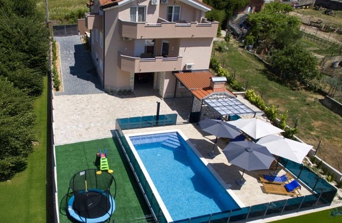 Cavoglave House | Holiday Home Marana - Five Bedroom Holiday Home
