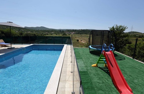 Cavoglave House | Holiday Home Marana - Five Bedroom Holiday Home