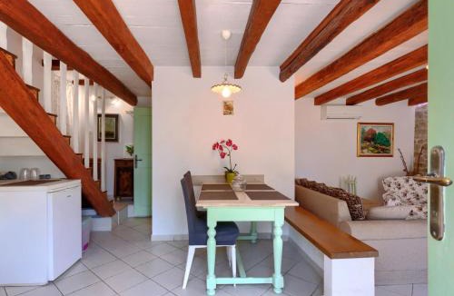 Kastelir House | Holiday Home Pinia II by Interhome