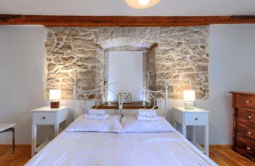 Kastelir House | Holiday Home Pinia II by Interhome