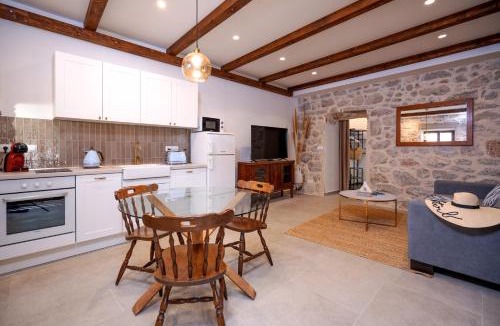 Pitve Apartment | Holiday Home Skala with hot tub & Kala with terrace