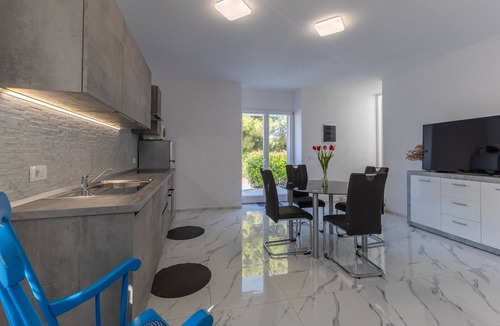 Mugeba House | Holiday home Stana with Terrace