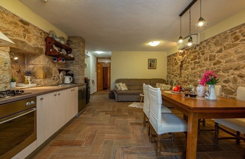 Slivnica House | Holiday Home Stone Wall - Villa with Jacuzzi, 5 pax