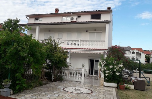 Palit House | Holiday Home to 17 Persons