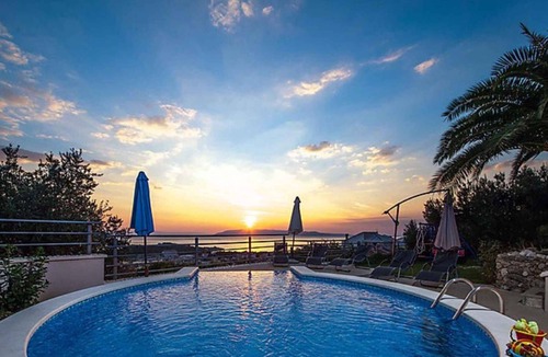 Moca House | Holiday home with an outdoor pool, air conditioning and Internet