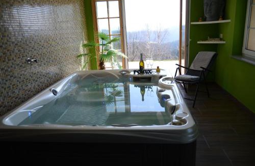 Rovte House | Holiday Home with Hot tub and Sauna Sabina