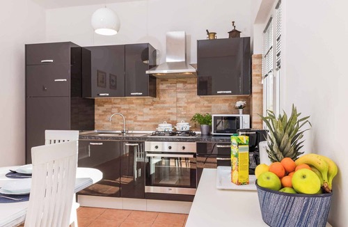 Pomer House | Holiday home with hot tub and sun terrace