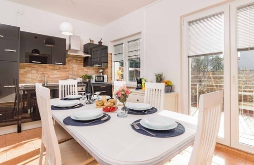 Pomer House | Holiday home with hot tub and sun terrace
