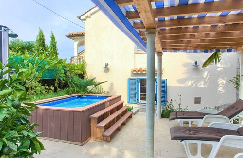 Pinezici House | Holiday home with jacuzzi