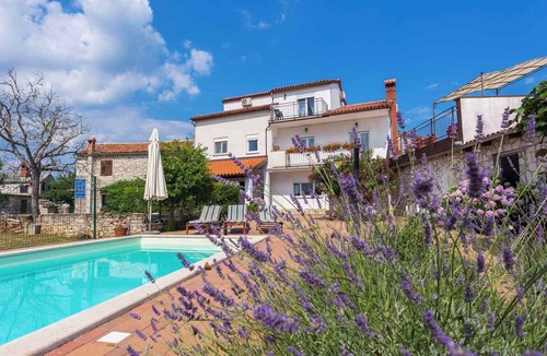 Kujici House | Holiday home with outdoor pool