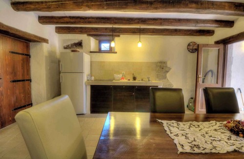 Kotli House | Holiday home with terrace and barbecue
