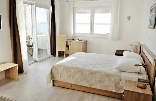Rtina House | Holiday House 70m from Beach with Free EV Power