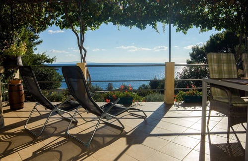 Donje Selo House | Holiday house Ani - 30 m from beach : - Maslinica, Island Solta, Croatia