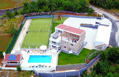 Lokvicici House | Holiday house Lokvicici for 1 - 15 persons with 6 bedrooms - Holiday house