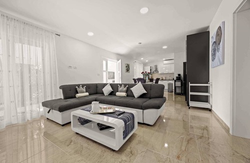 Orihi House | Holiday House Nives with pool and playground