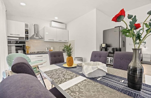 Orihi House | Holiday House Nives with pool and playground
