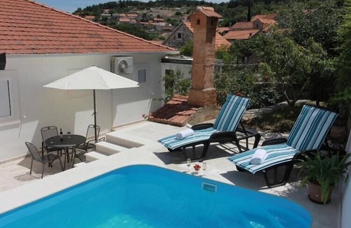 Nerezise House | Holiday House Pine Tree - Three Bedroom Holiday Home with Pool