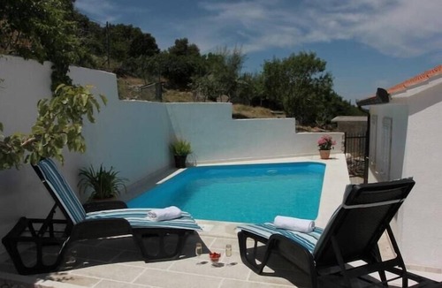 Nerezise House | Holiday House Pine Tree - Three Bedroom Holiday Home with Pool