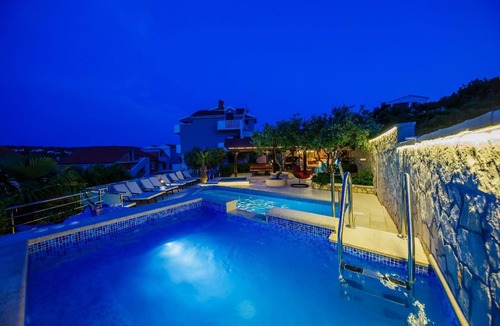 Razanj House | Holiday house Ražanj for 1 - 18 persons with 9 bedrooms - Row house