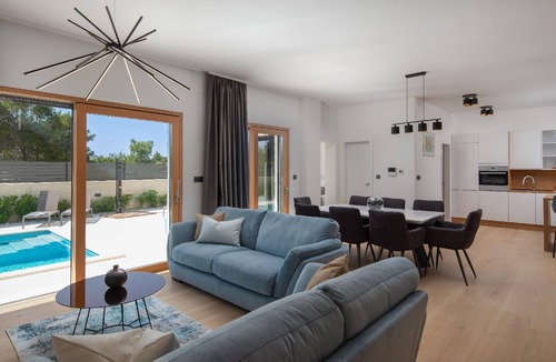 Srima House | Holiday house Srima for 1 - 10 persons with 4 bedrooms - Holiday house