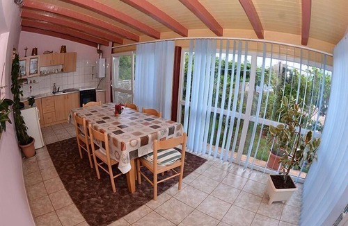 Sisan House | Holiday house with private garden and parking