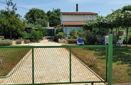 Sisan House | Holiday house with private garden and parking