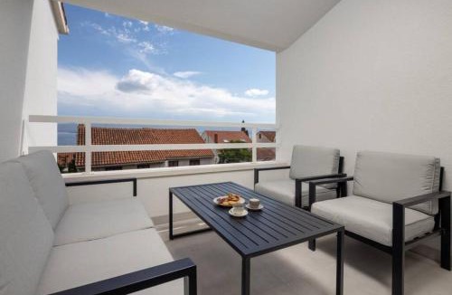 Bol Apartment | Holiday in Bol * yellow