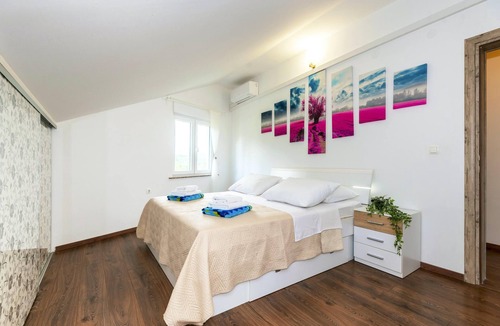 Jadrtovac House | Homerez - Big house 5 km away from the beach for 9 ppl. with swimming-pool