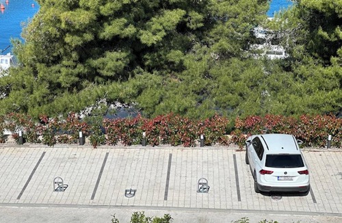 Trogir Apartment | Homerez - Spacious Apartment in Trogir with Parking