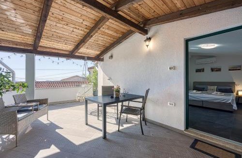 Crni Kal Apartment | Honeymoon Suite Črni Kal - Happy Rentals