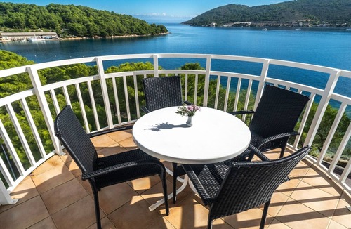 Cove Rogacic Apartment | Hotel Issa - Double Room Sea View 30