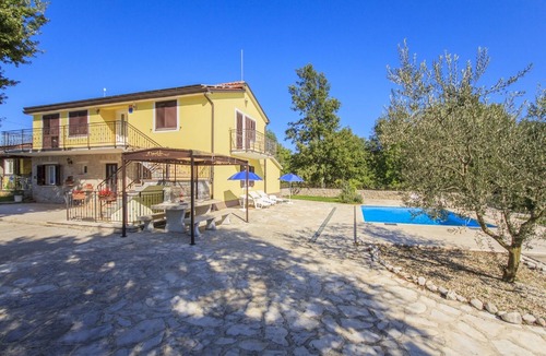 Bazgalji House | HOUSE DAVIDO WITH POOL A GREAT SWIMMING POOL PRIVATE PLAYGROUND HOUSEHOLD WELCOME