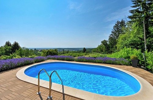 Sveti Ivan Zelina House | House in a quiet location ideal for family holidays. Pool, hot tube and sauna.
