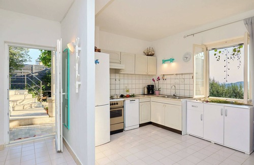 Brsecine House | House Lilla with Private Hot Tub