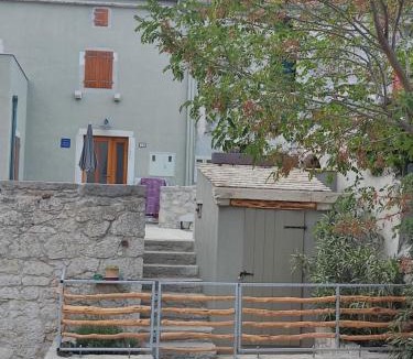 Ustrine Apartment | House Tuna