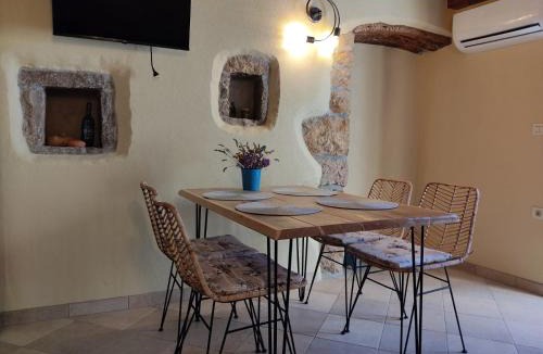 Ustrine Apartment | House Tuna