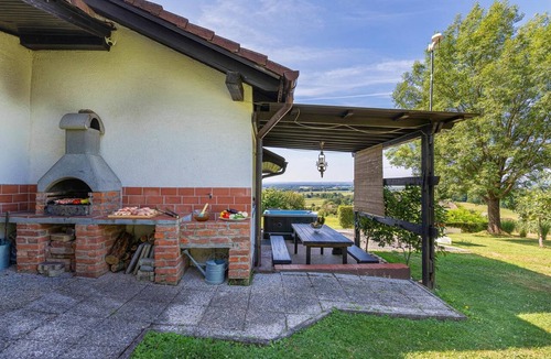 Tisina House | House VilAna: Jacuzzi, Garden & BBQ, Puconci, Slovenia
