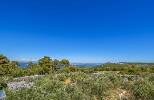 Nevidane House | House Volak