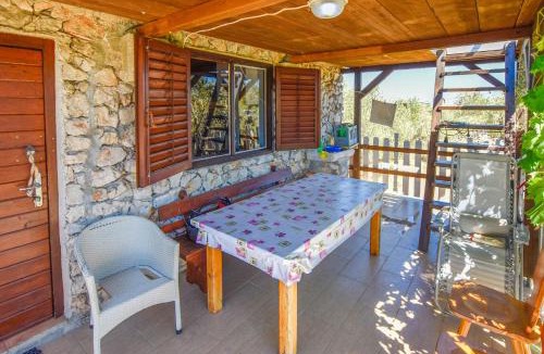 Nevidane House | House Volak